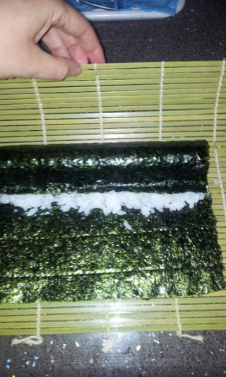 sushi-casero-preparacion-rollo-2
