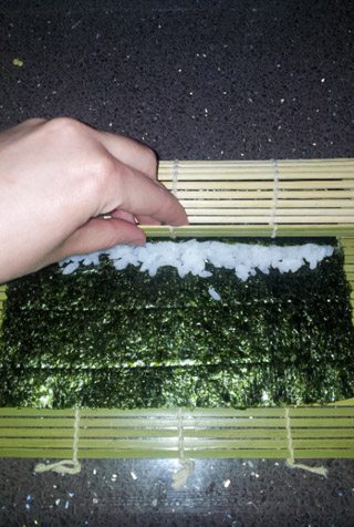 sushi-casero-preparacion-rollo